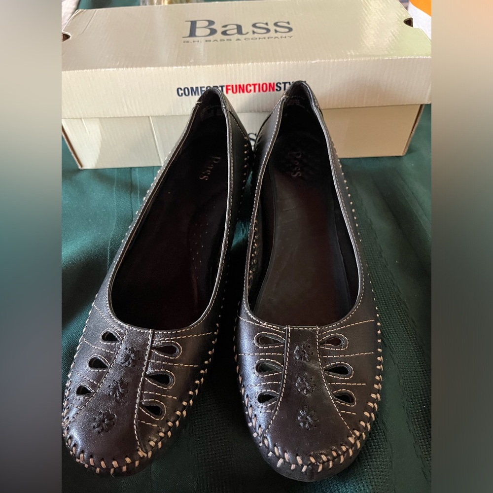 GH Bass & Co Black leather floral kitten heel-SIZE US 9.5
